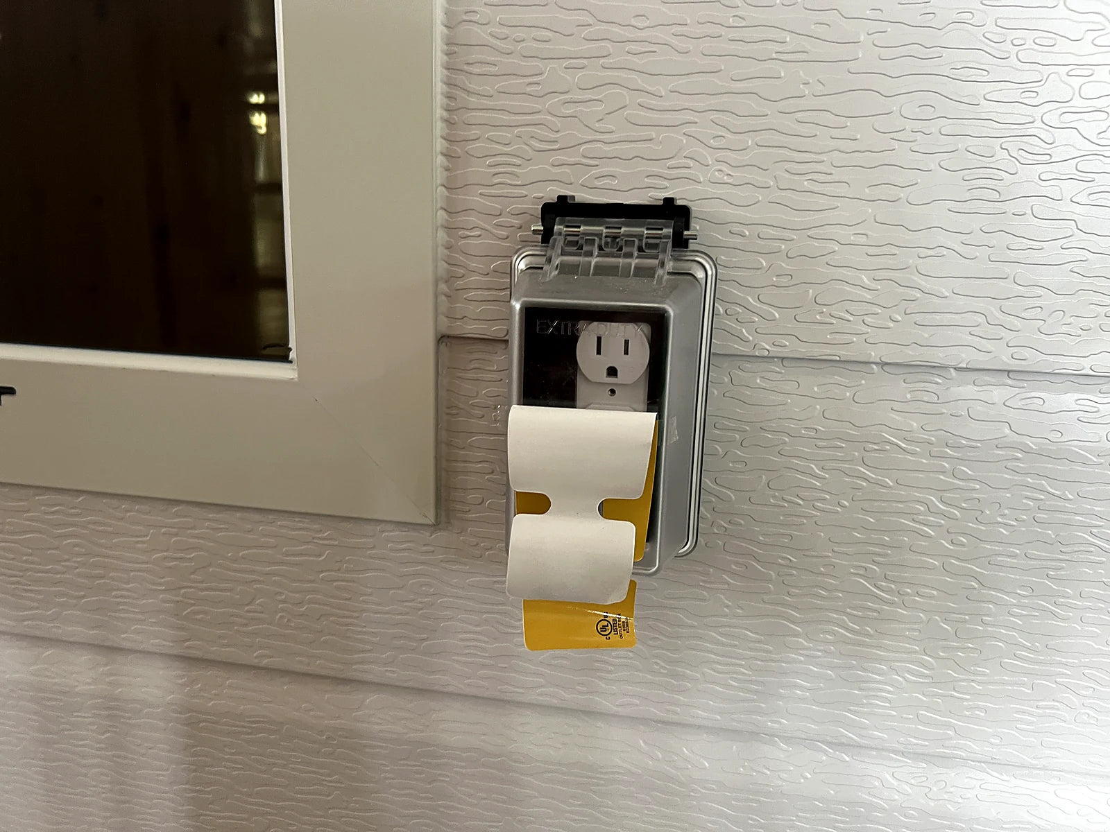 Exterior weatherproof power outlet